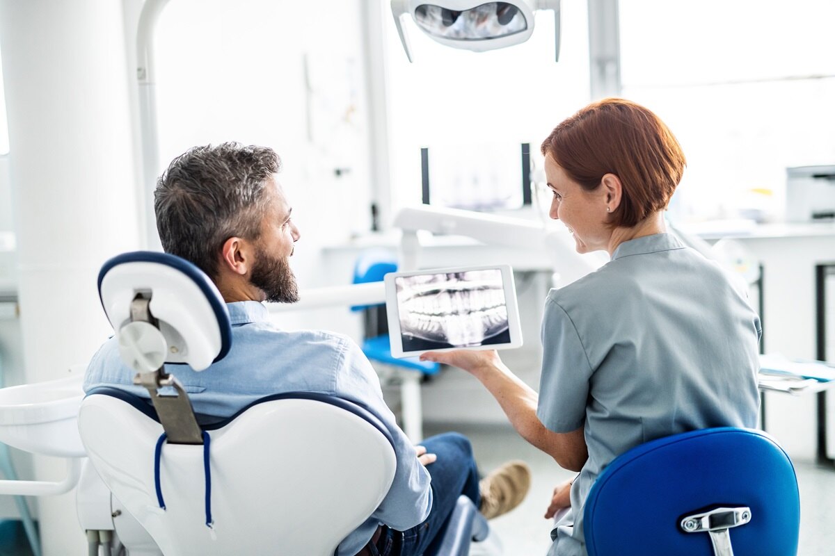 how to choose the right dentist for dental implant